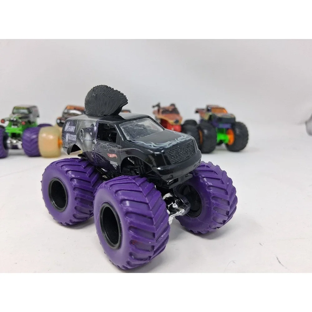 1:64 monster jam monster truck Lot of 8